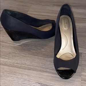 Black peep-toe wedges